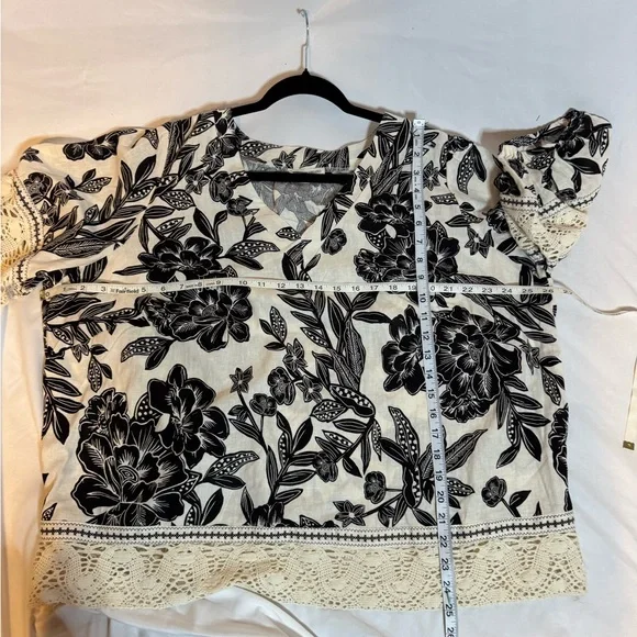 Christian Siriano Black & White Floral V-Neck Tunic with Lace Trim - Picture 6 of 6